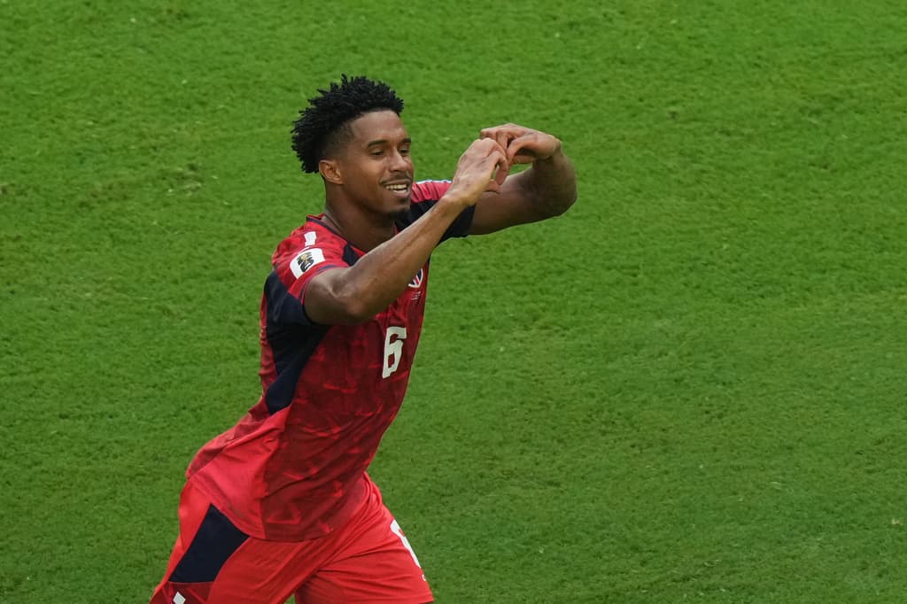 Kevin Pina, de Cabo Verde, celebra el primer gol de su equipo contra Uruguay.