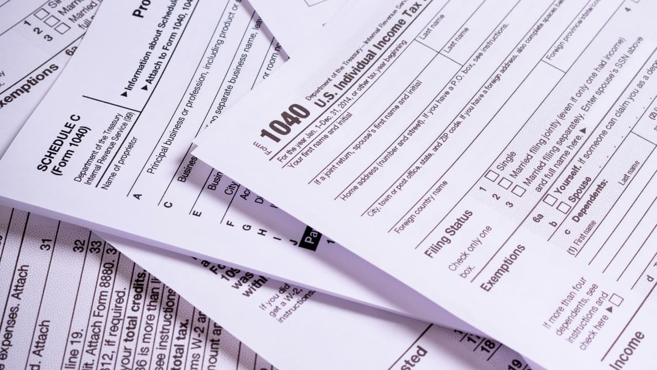 <b>Claves para la temporada de impuestos 2025: Cambios que pueden beneficiarte 💰</b>
<br>La temporada de impuestos de 2025 ya está aquí, y con ella vienen importantes cambios que podrían beneficiarte, especialmente si tienes hijos o trabajas en plataformas digitales. El
<a href="https://www.irs.gov/es" target="_blank">Servicio de Rentas Internas (IRS)</a> ha anunciado ajustes anuales pensados en aliviar el impacto de la inflación en los contribuyentes.
<br>Aquí te contamos lo que debes saber para prepararte 🗂️