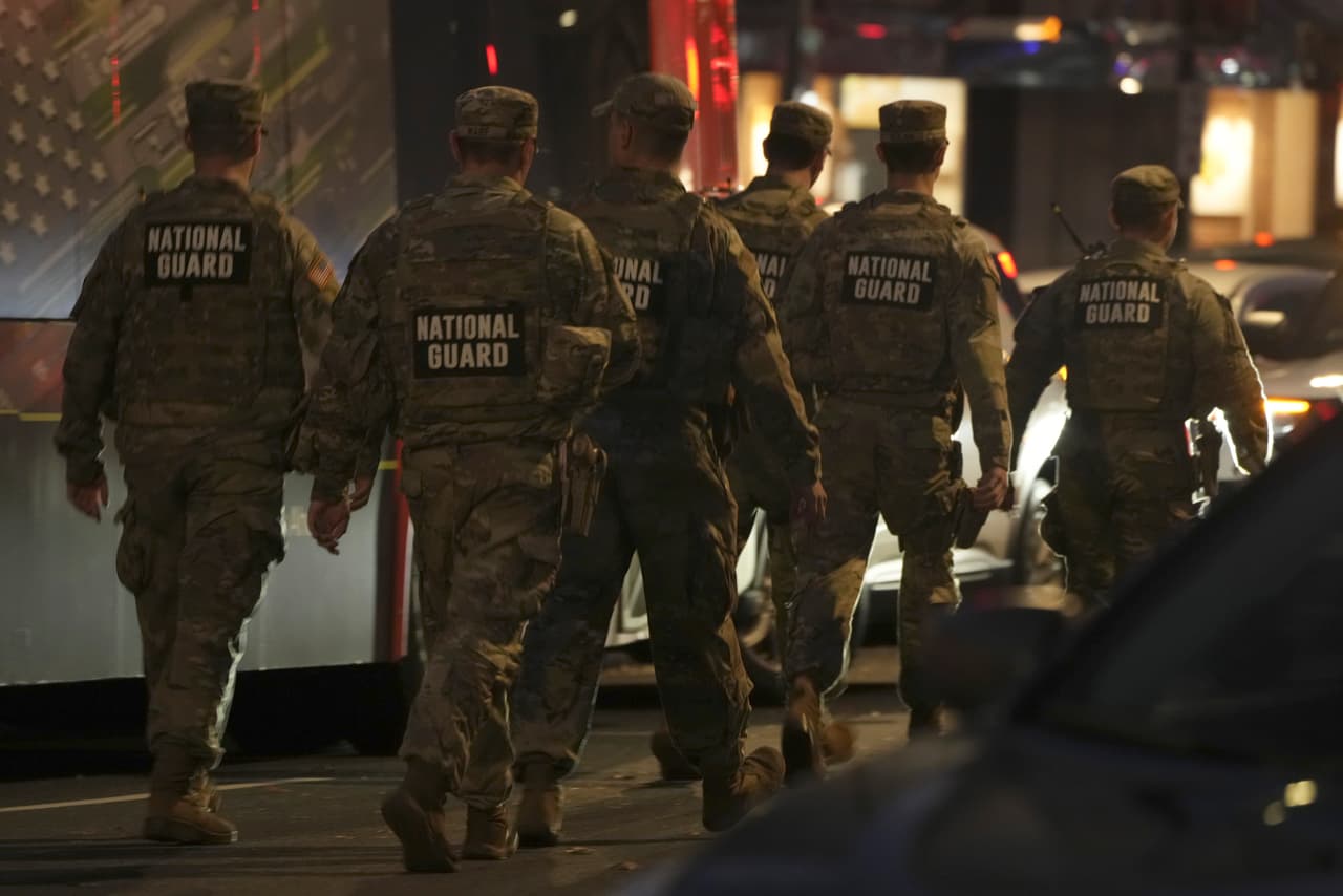 La noche del miércoles,
<b>miembros de la Guardia Nacional no solo vigilaban, sino que también rezaron</b> frente al Centro Hospitalario MedStar Washington.