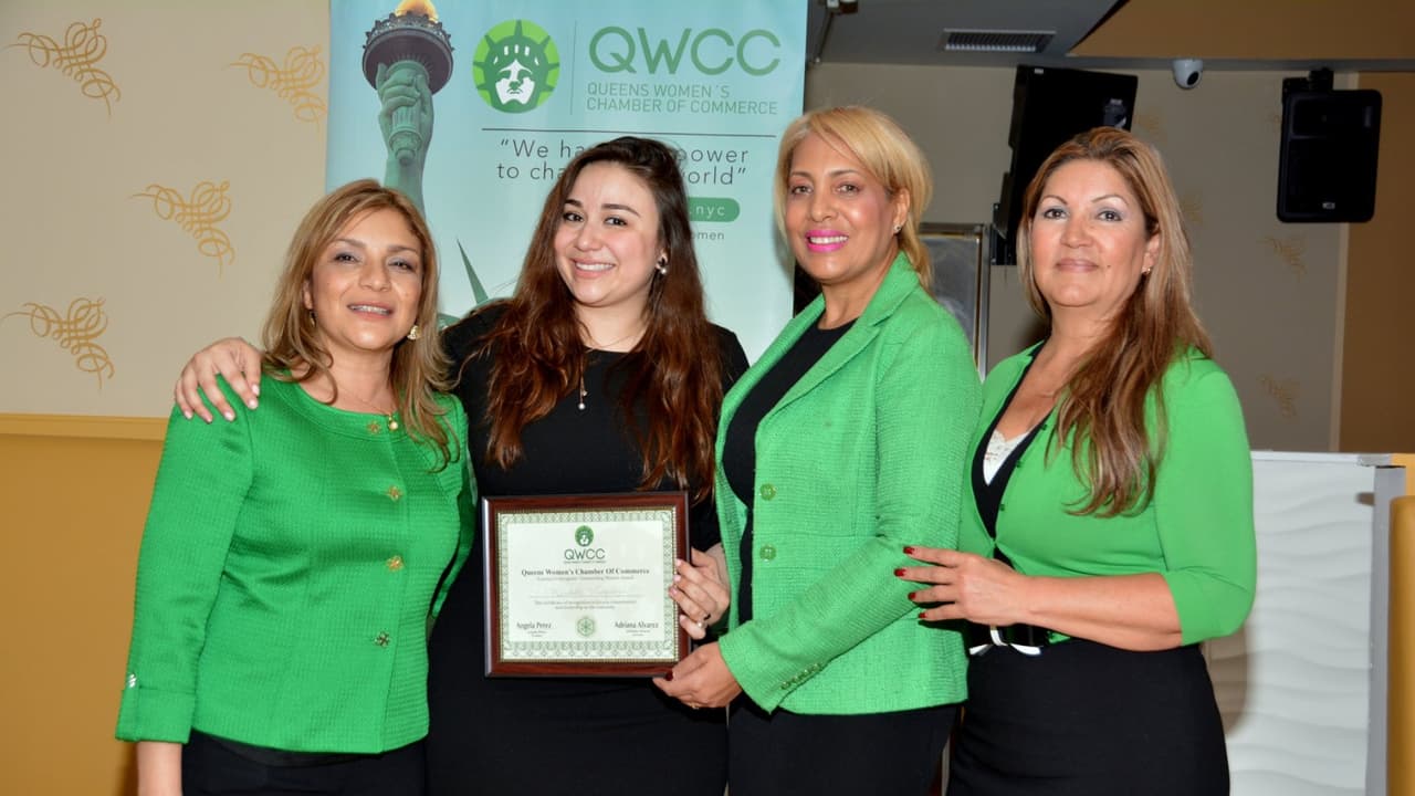 Qué servicios ofrece la Cámara de Comercio de Queens para Mujeres