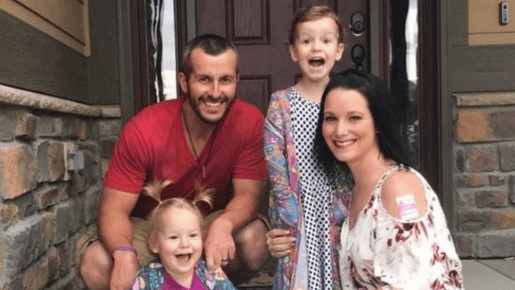 Después de que su esposa, quien estaba embarazada, y sus dos hijas desaparecieran en agosto de 2018, Chris Watts dio entrevistas a todos los medios
<b>pidiendo ayuda de las autoridades para que las hallaran a salvo</b>.
<br>
<br>Sin embargo... algo de la versión de Watts siempre le pareció muy sospechoso a las autoridades, quienes a los pocos días descubrieron que el
<a href="https://www.univision.com/noticias/criminalidad/el-padre-que-mato-a-sus-hijas-y-esposa-tiene-la-foto-de-ellas-en-su-celda-una-peticion-quiere-que-se-la-quiten" target="_blank">hombre ahogó a su esposa Shanann y asfixió a sus hijas Celeste, de 3 años, y Bella, de 4</a>, antes de enterrar sus cuerpos en un campo petrolero.
<br>
<br>Los fiscales creen que las asesinó porque quería iniciar una relación sentimental con una nueva mujer (Nichole Kessinger).
<b>Watts se declaró culpable de los asesinatos para evitar la pena de muerte</b> y fue sentenciado a cadena perpetua sin posibilidad de libertad condicional.
<br>
<br>
<i><a href="https://www.univision.com/noticias/criminalidad/el-padre-que-mato-a-sus-hijas-y-esposa-tiene-la-foto-de-ellas-en-su-celda-una-peticion-quiere-que-se-la-quiten" target="_blank">Aquí puedes leer la historia completa</a></i>.
