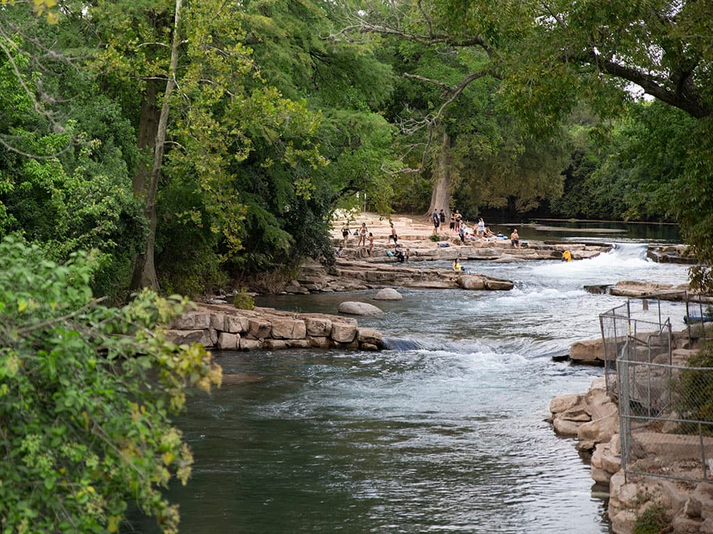 <b>San Marcos Springs</b>
<br>
<br>El parque está en el centro de la ciudad de San Marcos y es reconocido por sus aguas color esmeralda. El río siempre está frío y las personas alquilan 'tubes' para nadar.