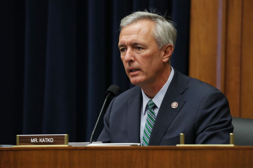 <b>John Katko (Nueva York). No busca reelección. </b>A principios de este año, este republicano, miembro de alto rango en el Comité de Seguridad Nacional,
<a href="https://www.univision.com/local/nueva-york-wxtv/elecciones-estados-unidos-2020/john-katko-es-uno-de-los-republicanos-que-votaron-a-favor-del-juicio-politico-de-donald-trump">anunció que no buscaría la reelección para su escaño. </a>Katko ocupaba el escaño que abandonará desde 2015.
<br>
<br>Cuando votó por el juicio a Trump dijo que, si no había consecuencias por sus actos, el expresidente sería una amenaza para la democracia. "Mi conciencia, principios y compromiso de hacer lo correcto han guiado cada decisión", dijo más tarde.
<br>
<br>Es uno de los pocos republicanos con vocación de negociar y conversar con los demócratas y también trabajó para formar una comisión para investigar lo ocurrido en el asalto al Capitolio, un intento que fracasó por la negativa del liderazgo republicano.