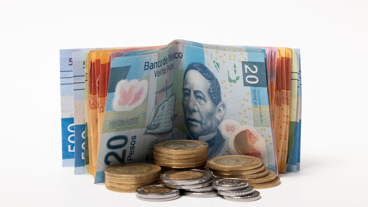 <h3 class="cms-H3-H3">Consultar y administrar tu cuenta</h3> Ya que localizaste tu AFORE,
<b>el siguiente paso es verla y mantenerla viva</b>. Para eso tienes:
<br>AforeWeb: en
<a href="https://www.aforeweb.com.mx/" target="_blank">www.aforeweb.com.mx </a>
<br>Allí puedes
<b>registrarte y descargar estados de cuenta, cambiar datos y hasta solicitar traspaso de una AFORE a otra si te conviene</b>. Si prefieres atención cara a cara, varios consulados de México en Estados Unidos tienen la Ventanilla de Asesoría Financiera (VAF).