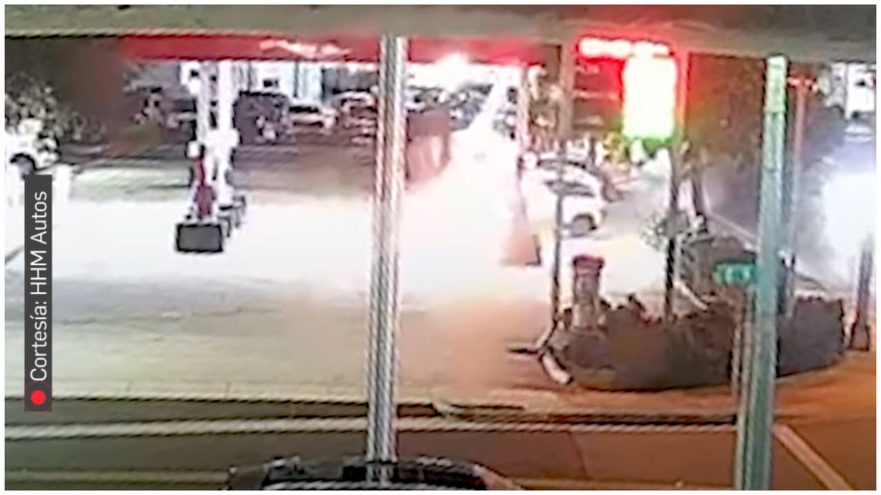 Conductor es hospitalizado tras estrellarse contra una gasolinera de Hialeah
