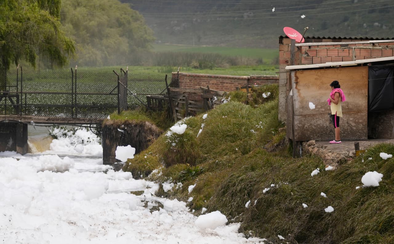 Edwin García, director del laboratorio ambiental de la región de Cundinamarca, dijo que las autoridades están tratando de monitorear y reducir el problema y han instalado una planta de tratamiento de agua.
<br>
<br>