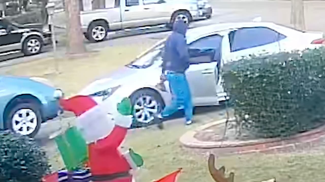 Luego corta el
<a href="https://www.univision.com/local/houston-kxln/robo-convertidores-cataliticos-houston">convertidor catalítico</a> y se va en un sedán Toyota plateado con vidrios polarizados.