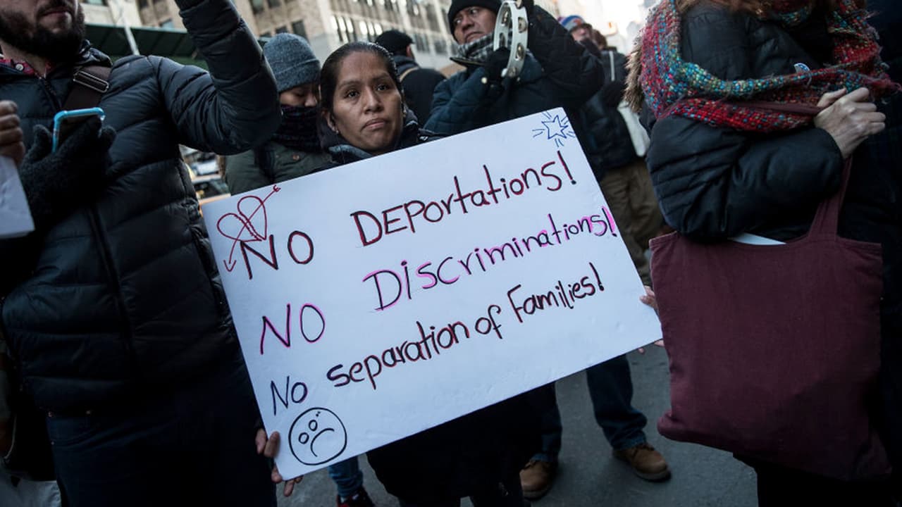 Las medidas migratorias: van a tomar más que una protesta, hay que ponerse un traje y una corbata