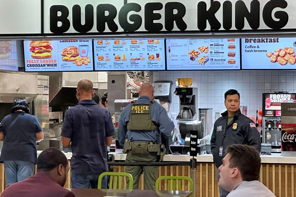 Ante la situación de TSA,
<b>el Gobierno Federal anunció que <a href="https://www.univision.com/local/atlanta-wuvg/ice-apoyara-tsa-aeropuerto-atlanta-filas-seguridad" target="_blank">agentes de ICE serían desplegados al aeropuerto de Atlanta</a> y <a href="https://www.univision.com/shows/la-voz-de-la-manana/donald-trump-despliega-agentes-de-ice-en-14-aeropuertos-ante-la-falta-de-personal-video" target="_blank">a otros 13 aeropuertos a nivel nacional</a> para ayudar a despejar las filas de forma más rápida. </b>
<br>
<br>En esta foto,
<b>se puede ver la presencia de agentes federales de ICE y el Departamento de Seguridad Nacional (HSI) en la zona de comida en la Terminal Doméstica del Hartsfield-Jackson.</b>