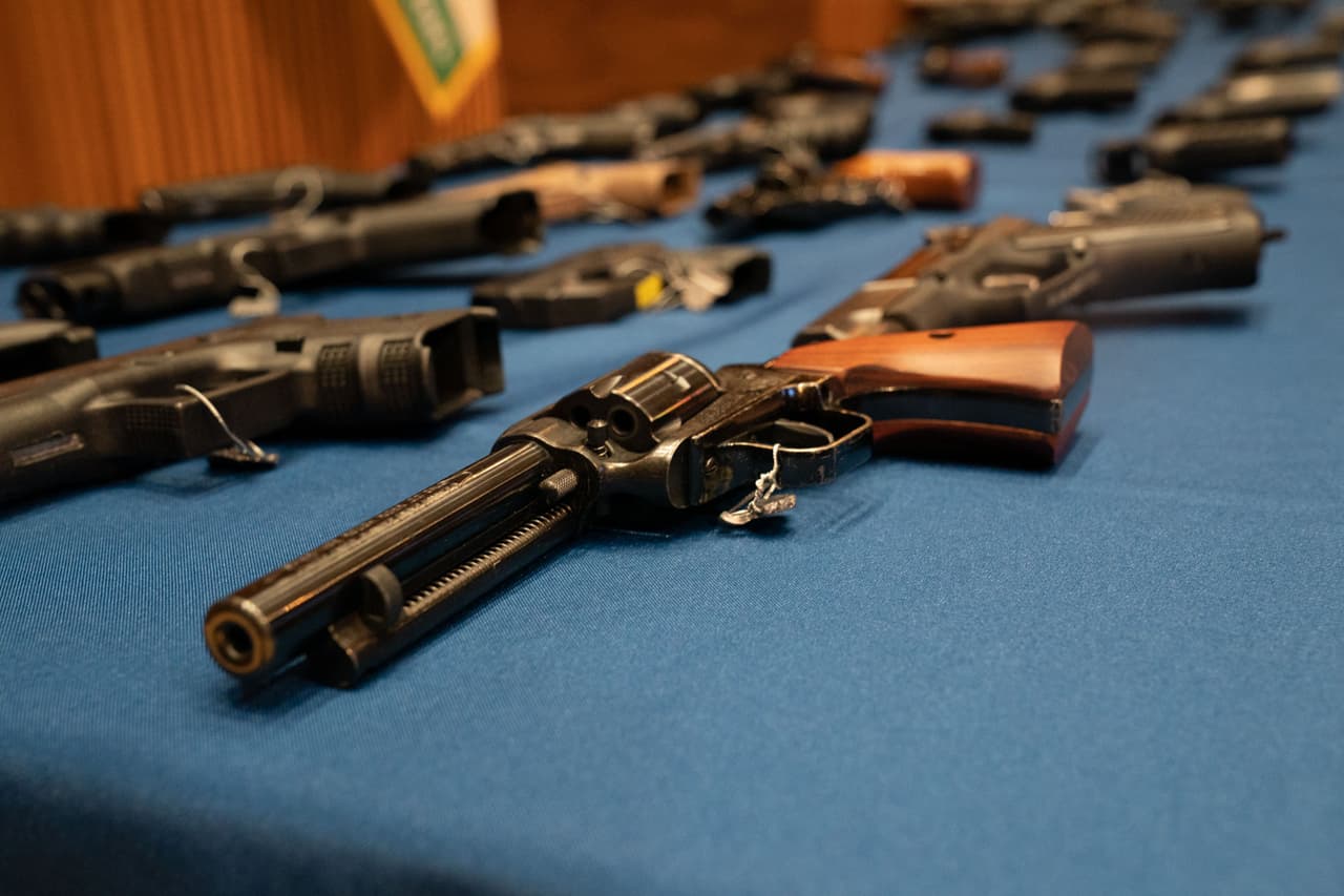 Entrega armas a cambio de vales de despensa: buscan acabar con la violencia armada en San Antonio