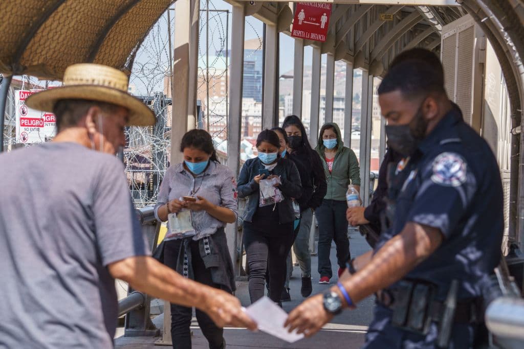 Juez federal ordena al gobierno de Biden frenar la expulsión de familias migrantes a México por razones de salud pública