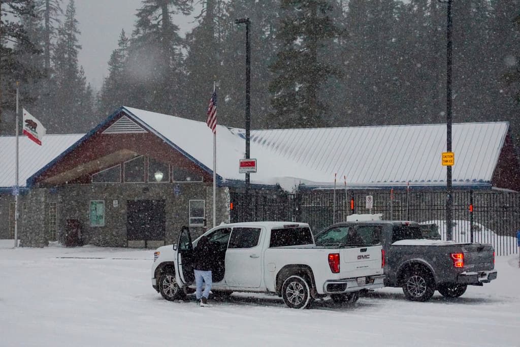Las autoridades advirtieron que
<b>podrían producirse peligrosas <a href="https://www.univision.com/local/sacramento-kuvs/protegete-inundaciones-repentinas-lo-que-necesitas-saber">inundaciones repentinas</a></b>, desprendimientos de rocas y flujos de escombros, especialmente en las laderas que se desprendieron por los recientes incendios forestales.