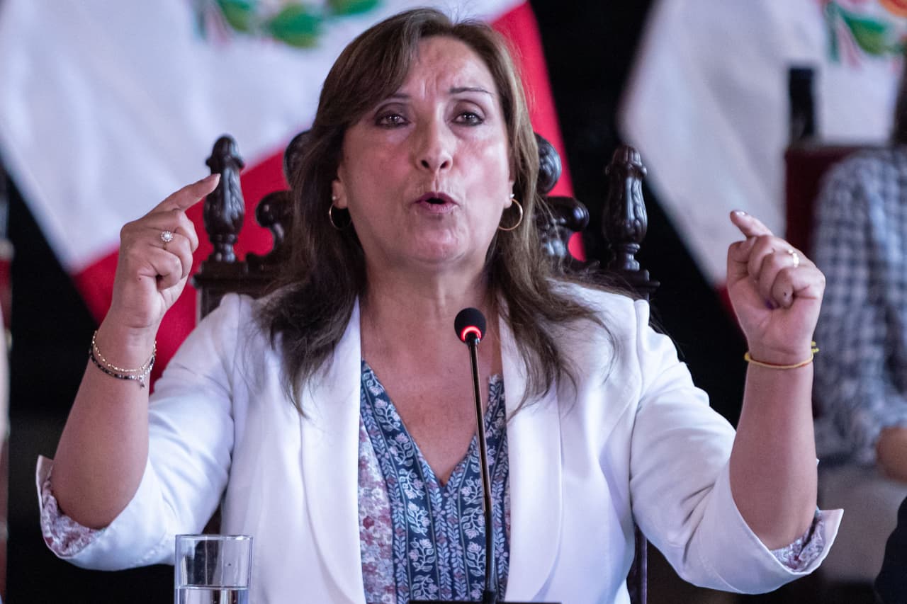 Presidenta de Perú descarta su renuncia y "exige" al Congreso adelantar las elecciones