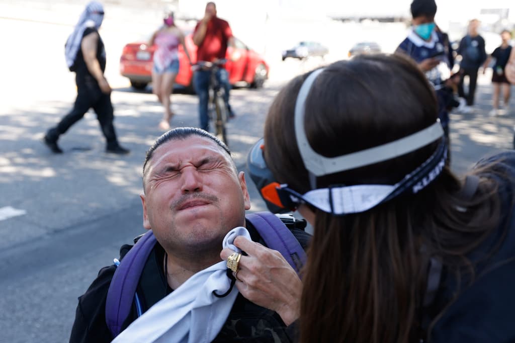 Otros manifestantes tuvieron que recibir ayuda afectados por
<b>gas pimienta</b> rociado por las autoridades, en horas de la tarde. Se informó que, en ocasiones, las personas que
<b><a href="https://www.univision.com/noticias/inmigracion/choque-ice-manifestantes-segundo-dia-de-redadas-en-los-angeles" target="_blank">protestaban contra las redadas de inmigración en el sur de California</a></b>, bloqueaban el tránsito o cruzaban los carriles, sin tomar precauciones.