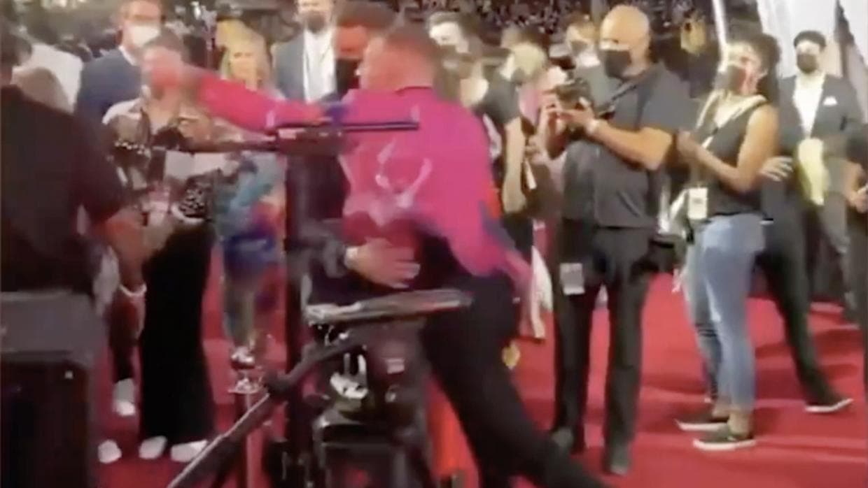 McGregor tira golpes y bebidas en plena entrega de premios de música