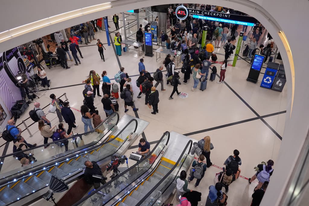 En los comentarios de diversas publicaciones,
<b>los usuarios se dan consejos como dónde estacionarse y si se puede hacer un <i>check-in (</i>documentación) en la terminal internacional si el vuelo que tienes es un vuelo doméstico. </b>