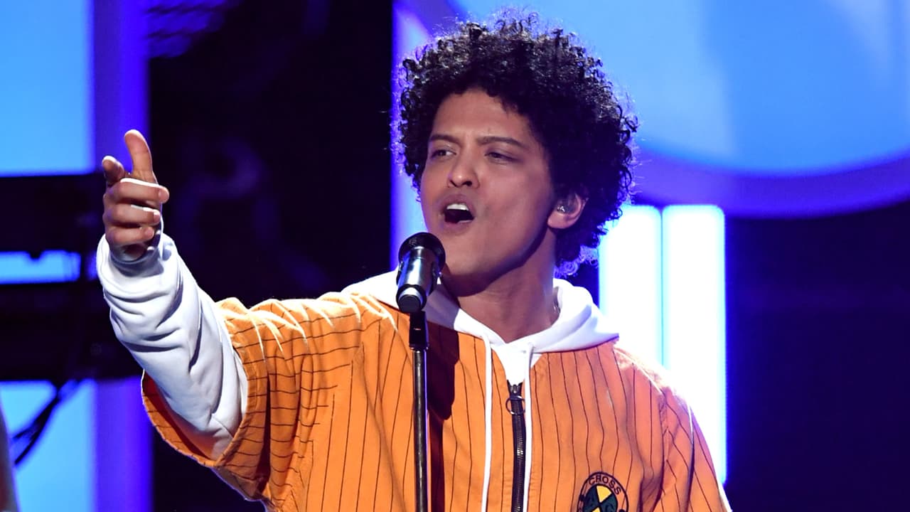 Bruno Mars da doble golpe: lanza nueva canción con Silk Sonic y su línea de ropa