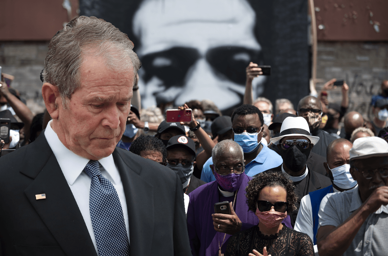 Bush pide “escuchar” a los que protestan contra el racismo en una carta donde no menciona a Trump