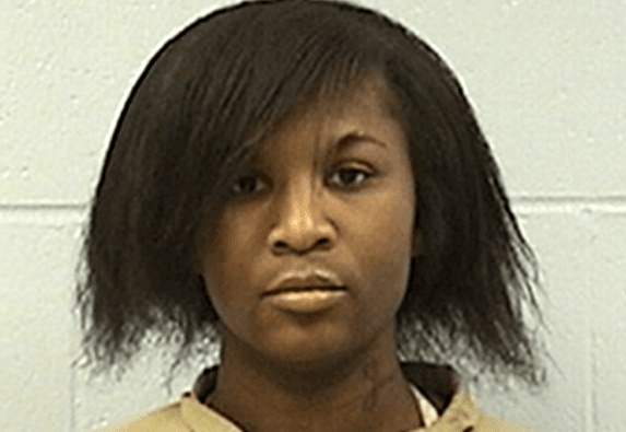 Deon "Strawberry" Hampton, una mujer transgénero de Chicago que cumple una condena de 10 años por robo está buscando una transferencia de una prisión de hombres a una de mujeres donde cree que será menos vulnerable al abuso.