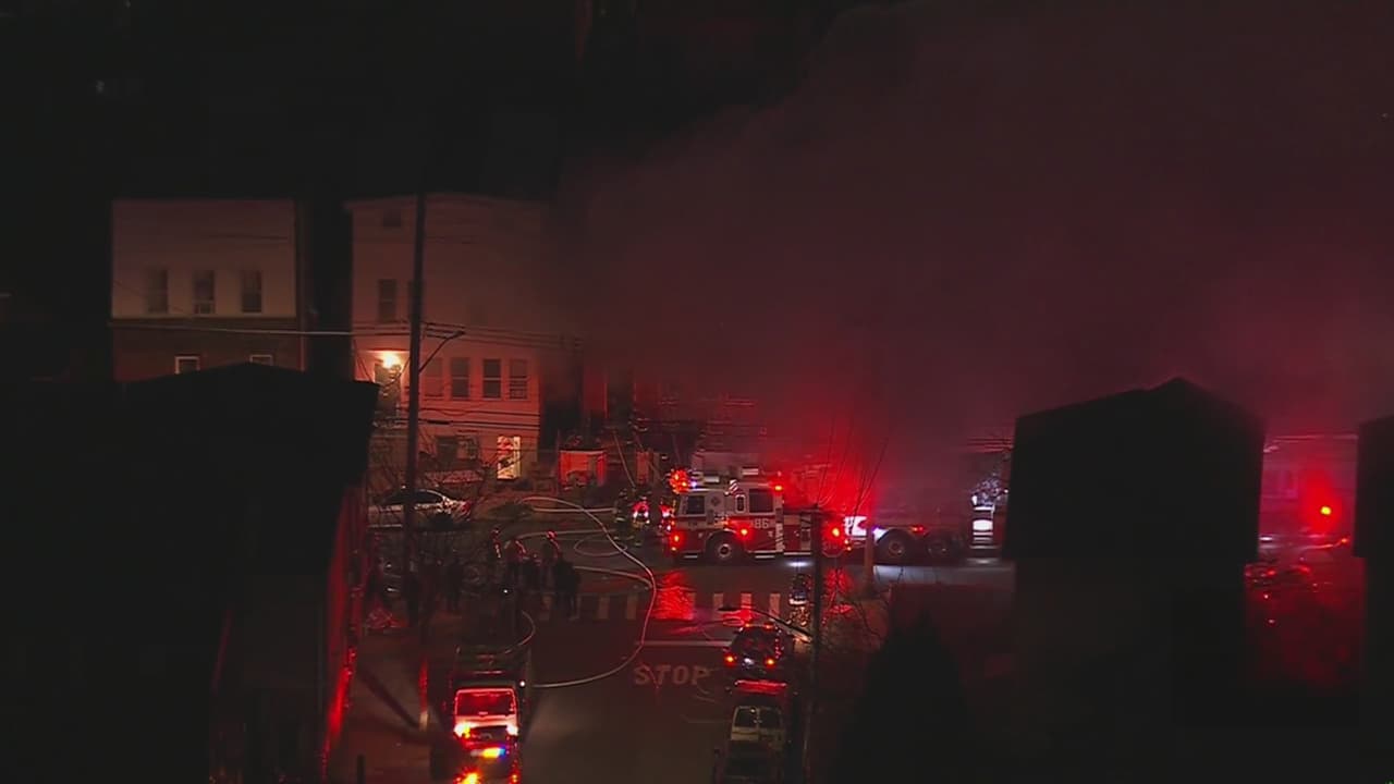 Incendio de tres alarmas destruye una vivienda en Staten Island y deja dos heridos