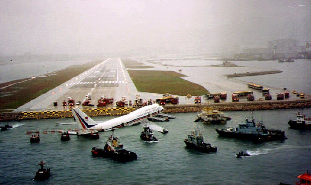 <h3 class="cms-H3-H3">Aeropuerto Kai Tak, Hong Kong</h3>
<br>
<br>Fue el aeropuerto internacional de Hong Kong hasta 1998, después de lo cual fue cerrado y reemplazado por el Aeropuerto Internacional de Hong Kong.
<br>
<br>Es uno de los aeropuertos más aterradores con aterrizajes y despegues peligrosos debido a los vientos cruzados que soplan constantemente.
<br>
<br>El hecho de que el aeropuerto esté rodeado por una región montañosa lo hace aún más aterrador y también merece un lugar en la lista de los aeropuertos más peligrosos del mundo.
<br>