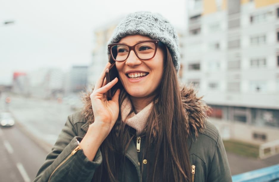 Mujer hablando por su smartphone