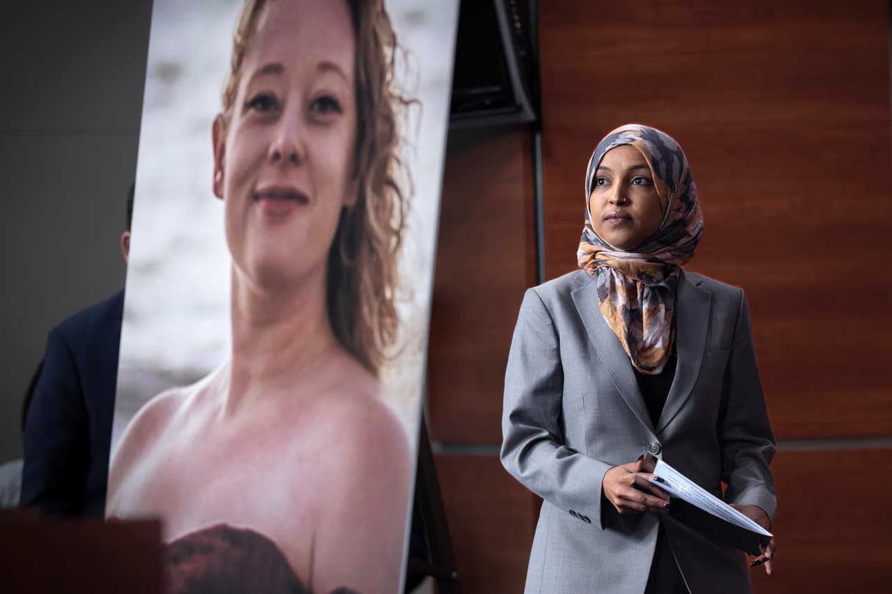 <b>Omar fue elegida por primera vez a la Cámara de Representantes en 201</b>8 y representa el 5.º distrito de Minnesota, que incluye Minneapolis.
<b>Forma parte del grupo conocido como "The Squad",</b> un grupo de legisladoras progresistas que constituye una fuerza política dinámica en el ala izquierda del Congreso, pero que también ha
<b>sufrido repetidos ataques de Trump desde su primer mandato.</b>