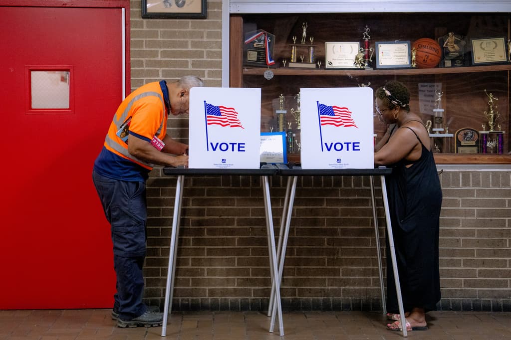 La fábrica de la duda: cómo la retórica del fraude electoral de Trump se convirtió en leyes en Estados Unidos