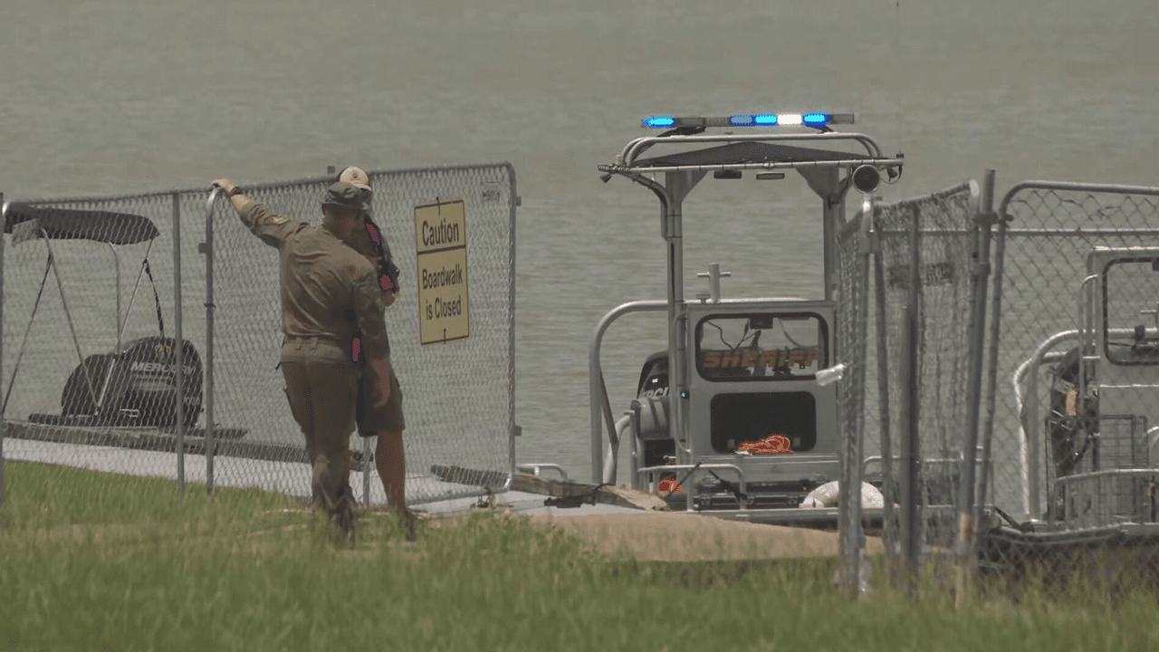 Encuentran un cuerpo en medio de búsqueda de mujer que cayó de moto acuática al Lake Houston