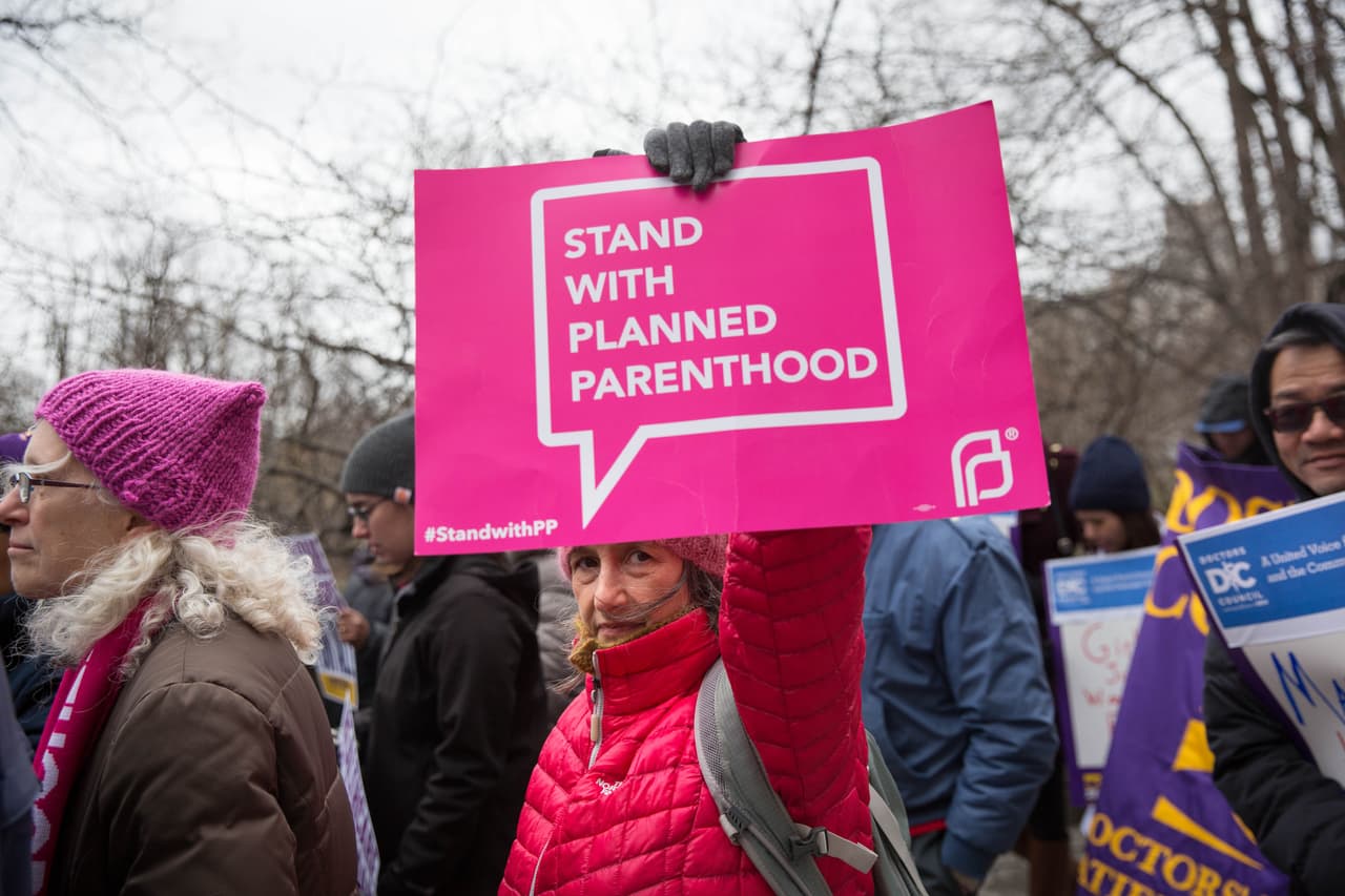 Fallo de la Corte Suprema permite a estados cortar fondos de Medicaid a Planned Parenthood