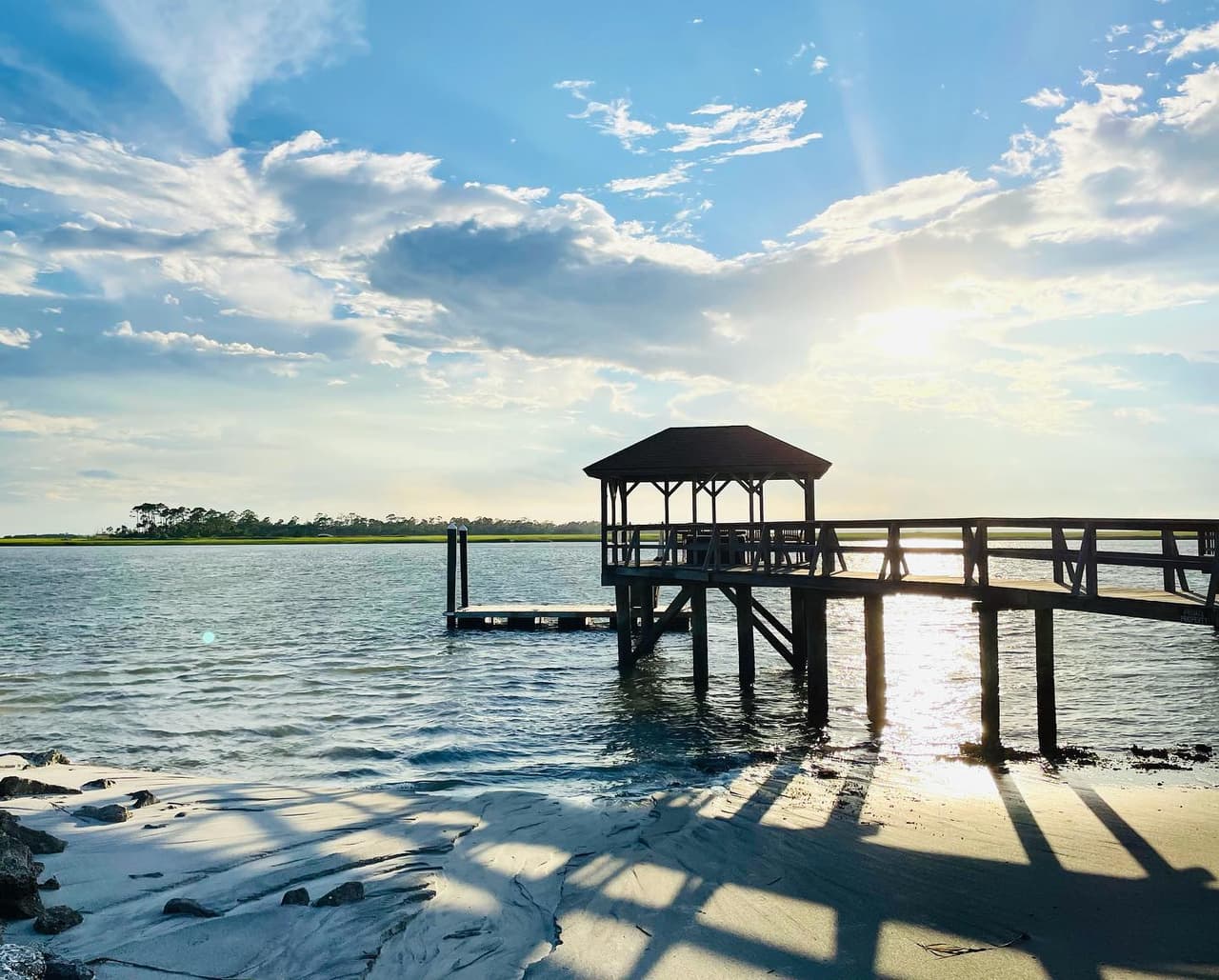 <b>Back River Beach</b>
<br>Sitio web:
<a href="https://visittybee.com/article/guide-to-back-river-beach">https://visittybee.com/article/guide-to-back-river-beach</a>
<br>
<b><a href="https://goo.gl/maps/RFnRXJx36Hh25Uac8">Cómo llegar</a> </b>
<br>
<br>A menudo conocida como la playa secreta de la isla, esta amplia extensión de arena ofrece suaves olas, avistamientos de delfines y puestas de sol deslumbrantes. Para aquellos que buscan escapar de las multitudes, Tybee's Back River ofrece el escenario perfecto para sentarse, relajarse y simplemente disfrutar de la vista.