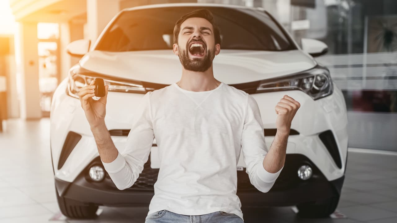 Comprar un automóvil
<b>no es la más agradable de las experiencias</b>. Desconfianza e inseguridad usualmente van de la mano contigo cuando entras a un concesionario de venta de automóviles.
<br>
<br>Los siguientes consejos de ayudarán a minimizar los factores negativos para salir triunfante y contento tras el volante de tu auto nuevo.
<br>
<br>
<b>Relacionado: </b>
<a href="https://www.univision.com/carros/ranking-de-carros/carros-descontinuados-estados-unidos-2022-fotos">¿Los vas a extrañar? Carros que no regresarán a los concesionarios de EEUU en 2022</a>