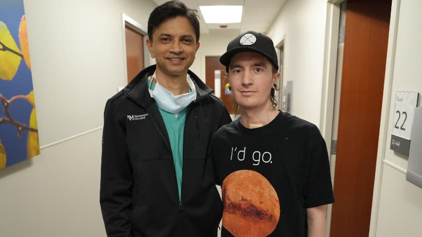 Vivió por 48 horas sin pulmones y salvó su vida gracias a unos implantes mamarios