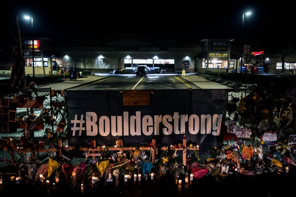 Según un agente de la policía, la familia del sospechoso comentó que creían que Alissa padecía un tipo de enfermedad mental, incluidas alucinaciones. Hasta el momento no se ha dado a conocer qué motivos pudieron llevarle a cometer esta masacre.
<b><a href="https://www.univision.com/noticias/tiroteos/quienes-eran-las-victimas-del-tiroteo-de-boulder-colorado">Lee más sobre las víctimas</a></b>.