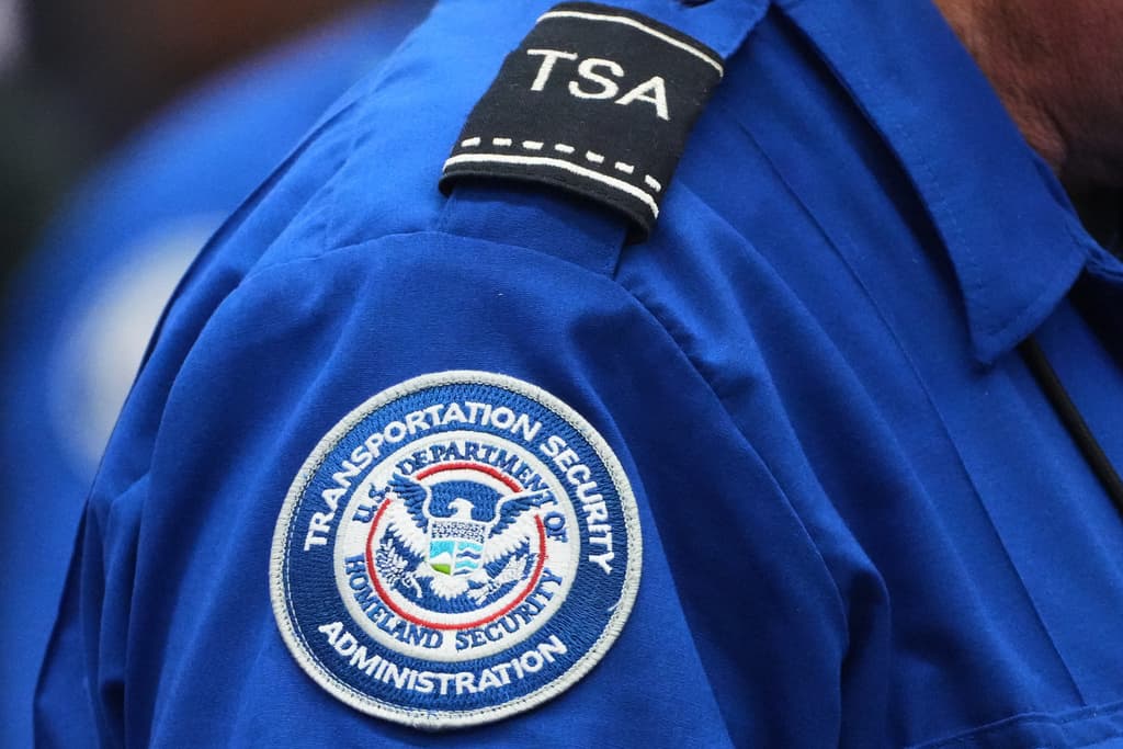 Cómo TSA comparte datos con ICE para ubicar pasajeros con órdenes de deportación