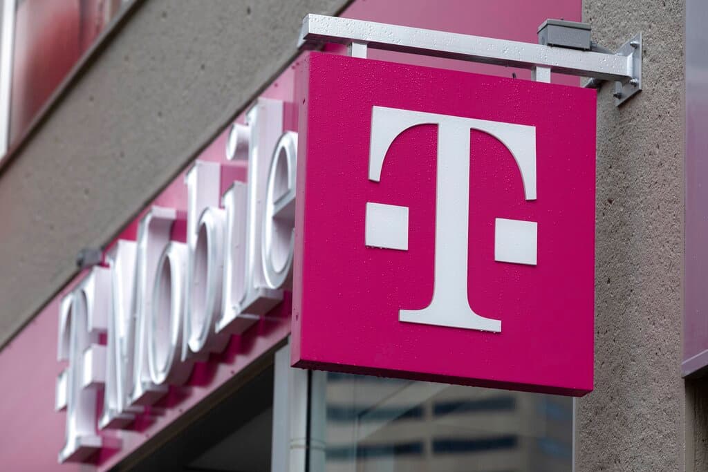 Pirata informático roba datos personales de 37 millones de clientes de T-Mobile