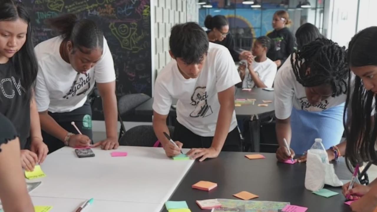 A través del sitio
<b><a href="https://cityjobs.nyc.gov/" target="_blank">Jobs NYC</a></b>, la Ciudad de Nueva York ofrece
<b>una plataforma de búsqueda de empleo, además de que otorga la oportunidad a las personas de inscribirse a cursos de capacitación</b>. Los cursos son variados e impartidos por diferentes organizaciones.
<a href="https://www.univision.com/local/nueva-york-wxtv/ofrecen-capacitaciones-gratuitas-oficios-nueva-york" target="_blank">Entérate de más</a>.