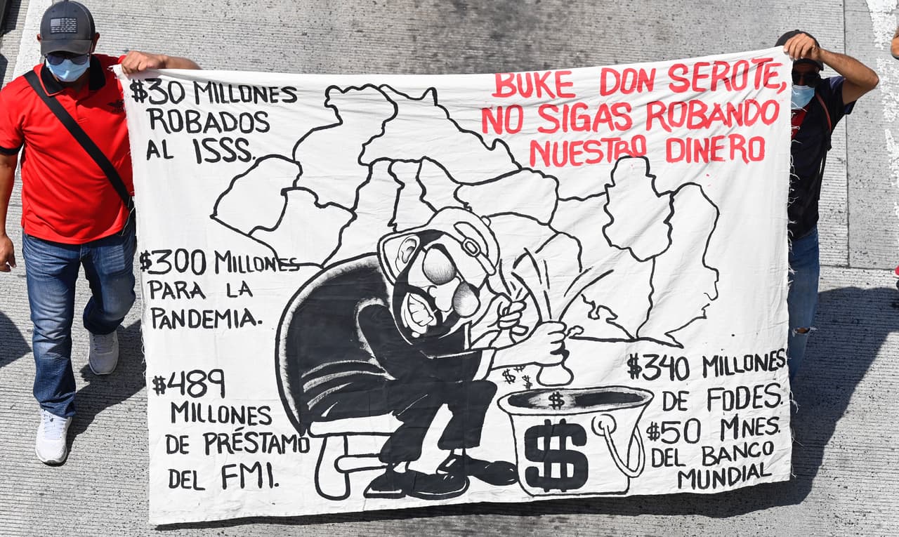 Muchos de los manifestantes vestían camisas que decían 'NO al Bitcoin' y exigieron que se derogue la ley mediante la cual que puso en vigor
<a href="https://www.univision.com/noticias/dinero/bukele-apuesta-bitcoin-salvador">el uso de la criptomoneda</a> en El Salvador.