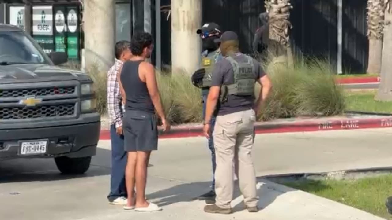 Esta operación
<b>se suma a otras redadas de inmigración</b> que han ocurrido en el sur de Texas en los últimos meses, tanto en establecimientos comerciales como en paradas de tránsito.