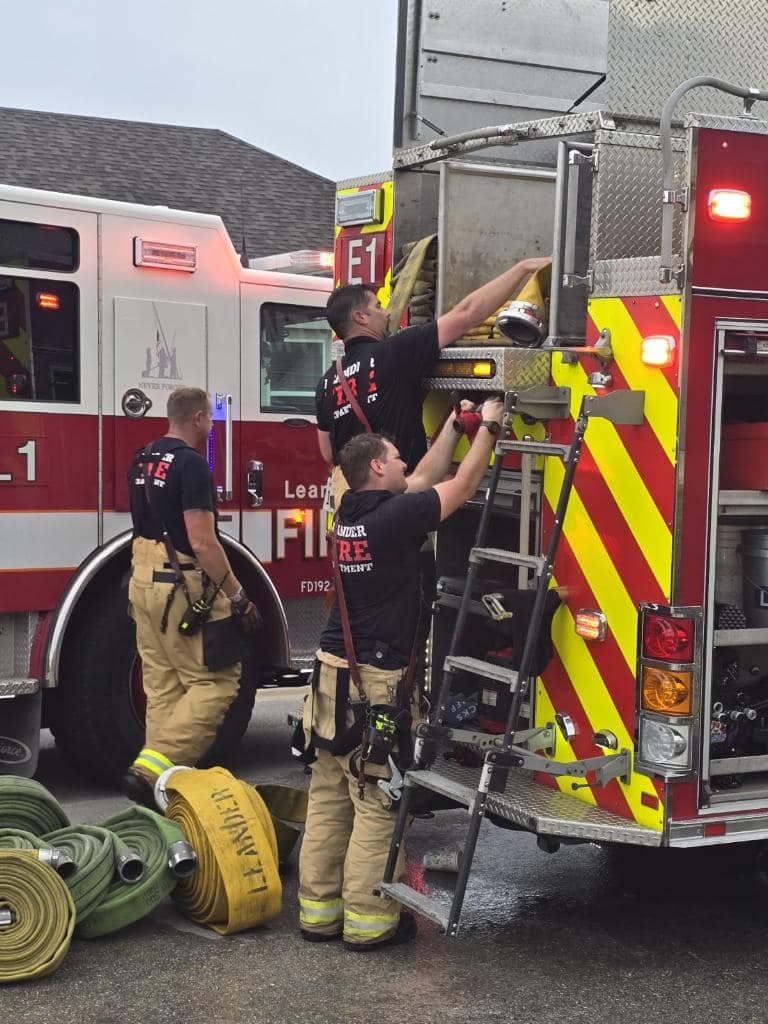Al llegar a atender el incendio, los bomberos atacaron el fuego que salía de la estructura.