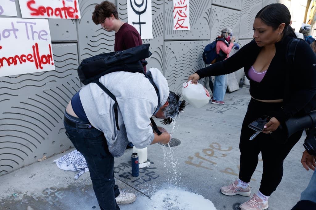 A uno de los manifestantes afectados con gas pimienta, lo bañaron
<b>con un galón de leche </b>para mitigar los efectos. Aunque no es la recomendación de los médicos, quienes lo han utilizado, aseguran que la leche tiene tiene grasas y una proteína que
<b>disuelven el agente picante del gas </b>y alivia los síntomas.