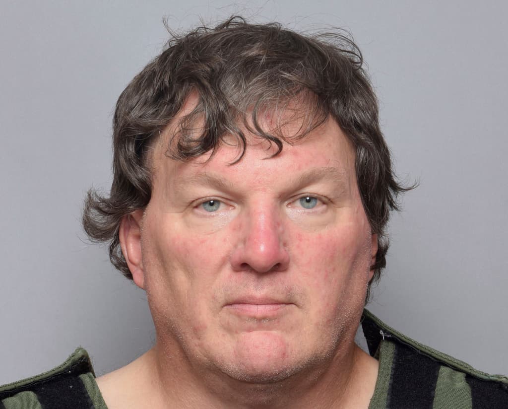 A su salida de la corte, a Rex Heuermann, asesino de Gilgo Beach, le gritaron "ogro".
<br>Hasta el momento, el hombre de 62 años ha estado preso en Riverhead Correctional Facility.
<br>Sin embargo, tras su condena, será trasladado a una penitenciaría estatal de máxima seguridad en Nueva York.