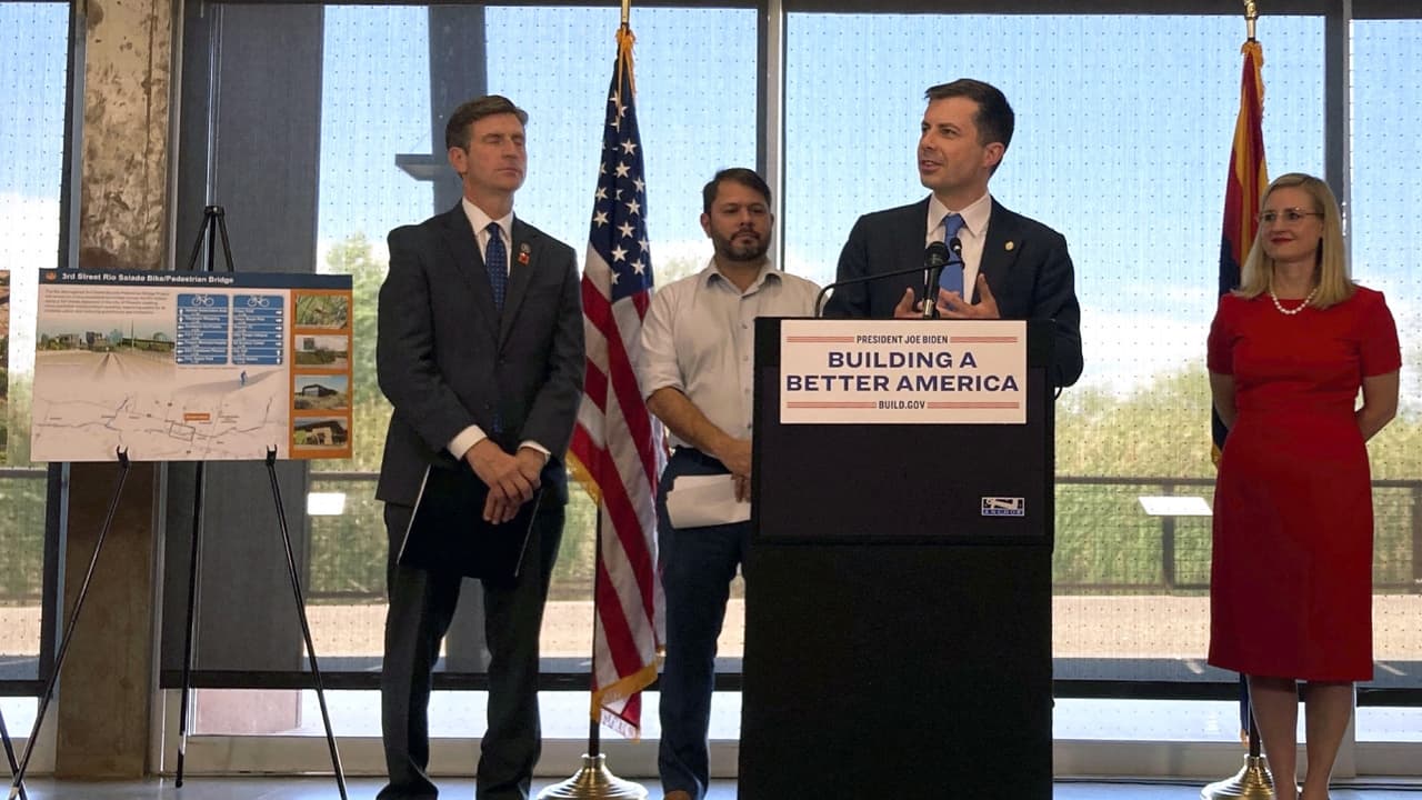 "Oportunidades para vecindarios y empleos para la comunidad latina": Pete Buttigieg, secretario de transporte de EEUU