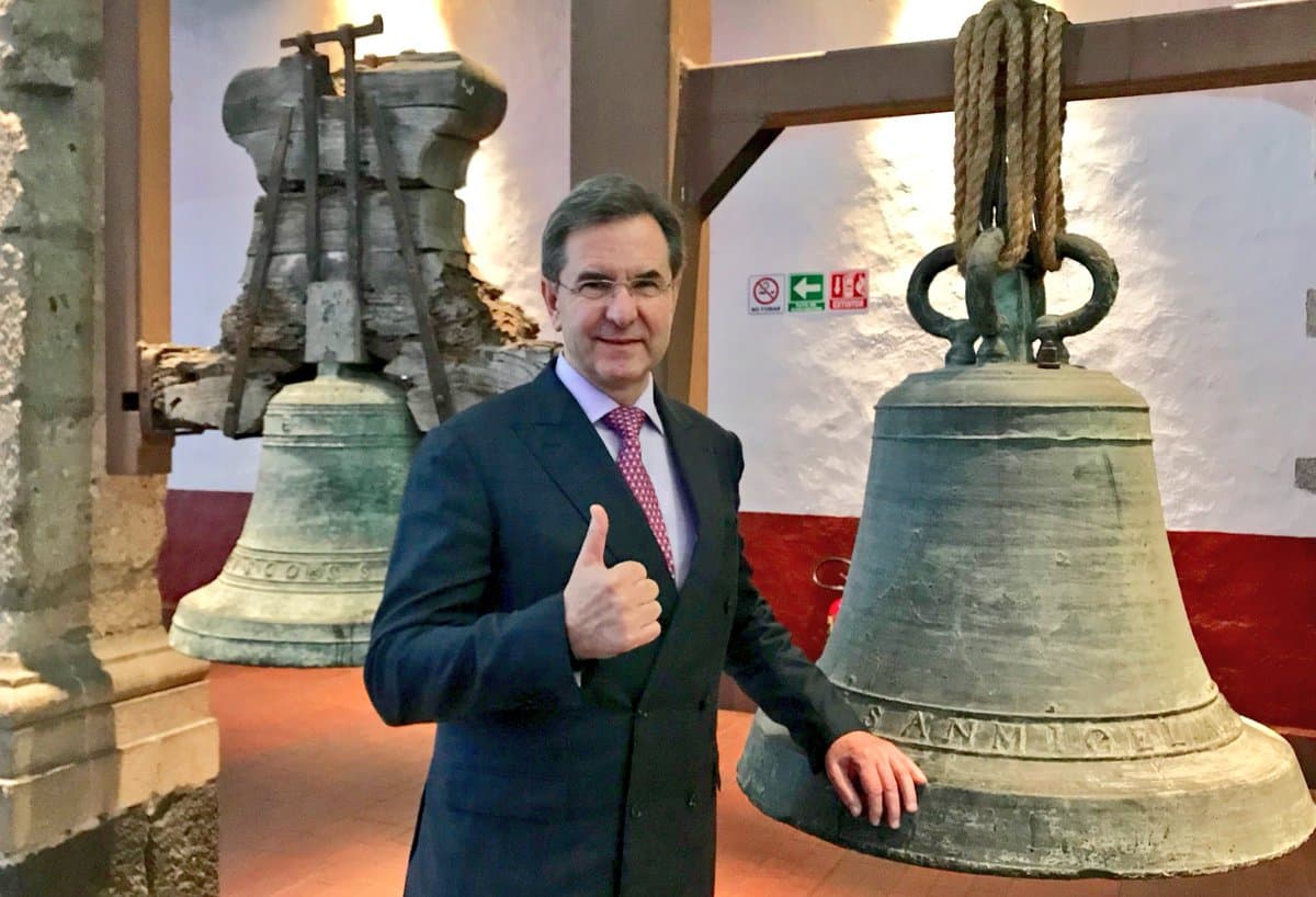 <b>SECRETARÍA DE EDUCACIÓN:</b> El secretario será
<b>Esteban Moctezuma Barragán</b>, licenciado en Economía y Derecho por la UNAM. Fue secretario de Gobernación y también ha sido subsecretario en la Secretaría de Educación Pública. Hasta hace unos días era el presidente Ejecutivo de Fundación Azteca, fundada por empresario Ricardo Salinas Pliego, presidente de Grupo Salinas. Estará encargado de aplicar los cambios propuestos por López Obrador a la reforma educativa. En recientes entrevistas ha asegurado que se debe enfocar en la educación de los niños y no en la evaluación de los profesores, como funciona actualmente.