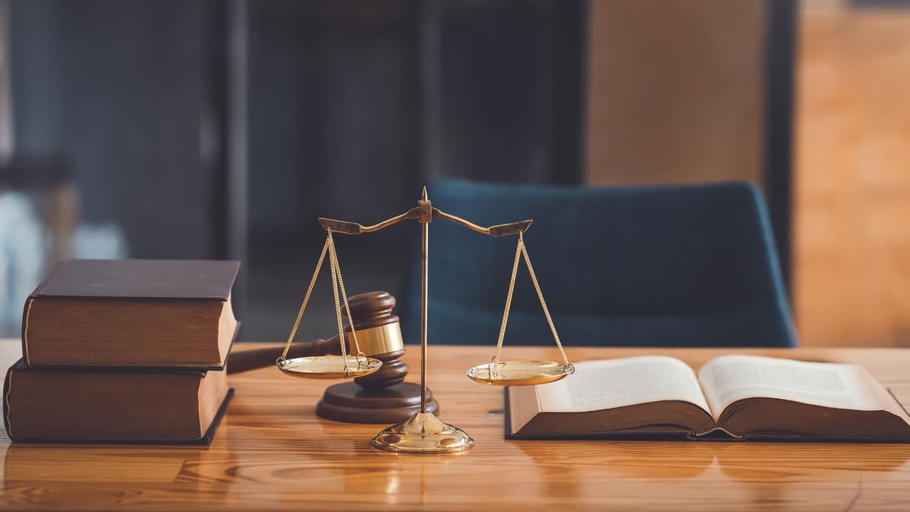<h3 class="cms-H3-H3">Opciones si no puedes pagar un abogado privado</h3> Cuando el costo es una barrera,
<b>existen alternativas. </b>
<br>Según
<i>TexasLawHelp</i>, su plataforma centraliza información legal gratuita y directorios de ayuda por región y tipo de caso 👉🏻
<a href="https://es.texaslawhelp.org/" target="_blank">haz clic aquí para más información en español</a>
<br>También operan organizaciones como
<i> Legal Aid of NorthWest Texas</i> y
<i>Texas RioGrande Legal Aid</i>, que atienden según ingresos y elegibilidad.
<br>Sus números de teléfono son:
<br>☎️
<b>Legal Aid of NorthWest Texas:</b> 888-529-5277
<br>☎️
<b>Texas RioGrande Legal Aid:</b> 833-329-8752