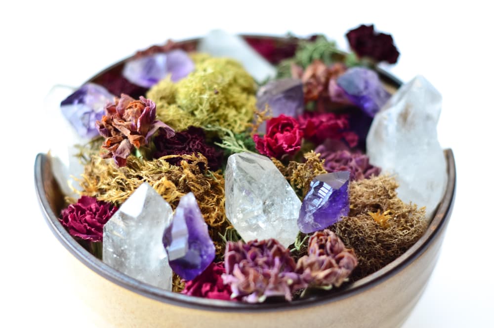 Puede ser algo tan simple como bajo el grifo, o remojado en un plato con sal corriente o sal de mar, o con agua de río o agua de mar. Pero es IMPORTANTE revisar tu piedra en particular porque hay algunas que reaccionan muy mal ante el agua salada, por ejemplo, como la selenita.