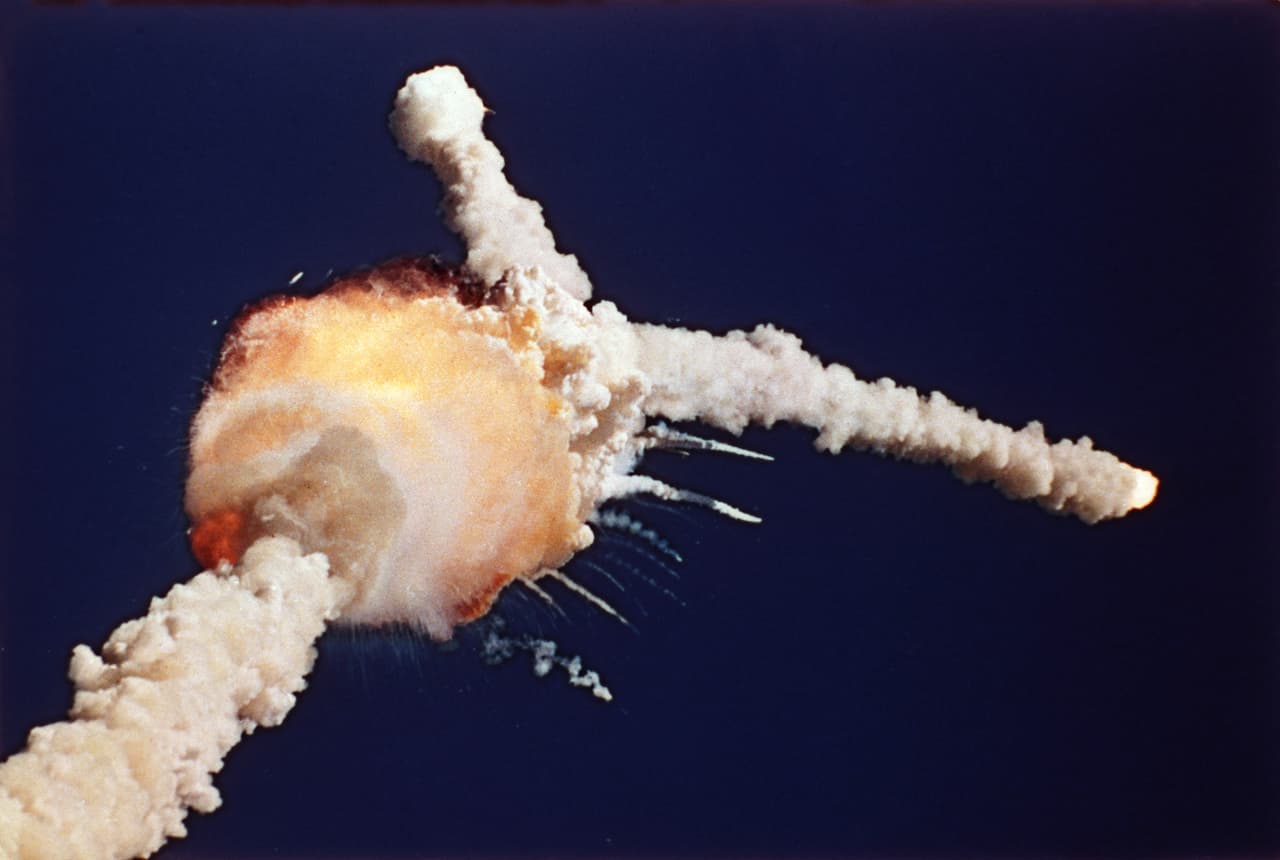 El transbordador espacial Challenger explotó en el aire 73 segundos después de despegar de Cabo Cañaveral, Florida. Había viajado exitosamente en nueve oportunidades desde 1983. Fue el segundo vehículo de ese tipo fabricado por NASA, el primero fue el Columbia.
