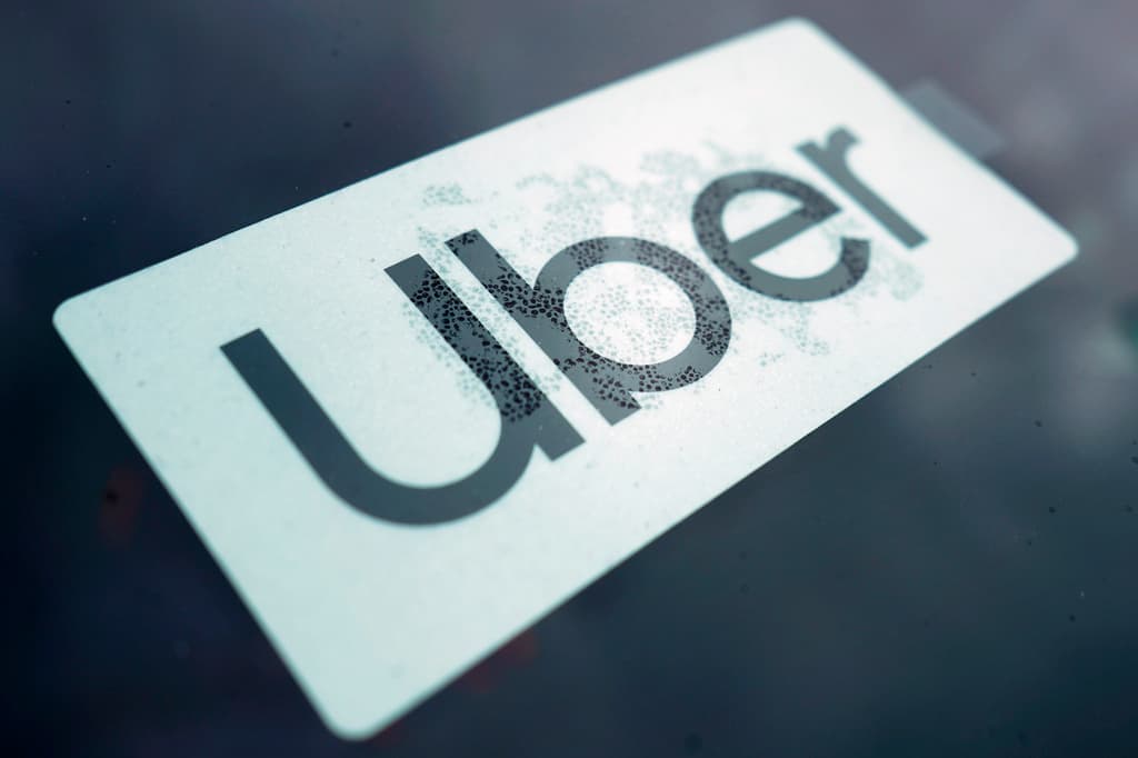 Lo que sí revela el índice de Uber 2024 son datos relevantes, como la hora en que más olvidos ocurren:
<b>de 9:00 p.m. a 10:00 p.m.</b>, cualquier día de la semana.
<br>
<br>
<h3 class="cms-H3-H3">Es más probable que la gente olvide:</h3>
<ul>
<li aria-level="1" style="box-sizing: border-box; margin-bottom: 12px; font-weight: 400;">El equipaje los <b>lunes.</b></li>
<li aria-level="1" style="box-sizing: border-box; margin-bottom: 12px; font-weight: 400;">Los auriculares los <b>martes.</b></li>
<li aria-level="1" style="box-sizing: border-box; margin-bottom: 12px; font-weight: 400;">Los <b>miércoles</b> las carteras <b>.</b></li>
<li aria-level="1" style="box-sizing: border-box; margin-bottom: 12px; font-weight: 400;">Las joyas los <b>jueves.</b></li>
<li aria-level="1" style="box-sizing: border-box; margin-bottom: 12px; font-weight: 400;">Los teléfonos los <b>viernes.</b></li>
<li aria-level="1" style="box-sizing: border-box; margin-bottom: 12px; font-weight: 400;">Los vapeadores los <b>sábados.</b></li>
<li aria-level="1" style="box-sizing: border-box; margin-bottom: 12px; font-weight: 400;">La ropa los <b>domingos.</b></li>
</ul>
