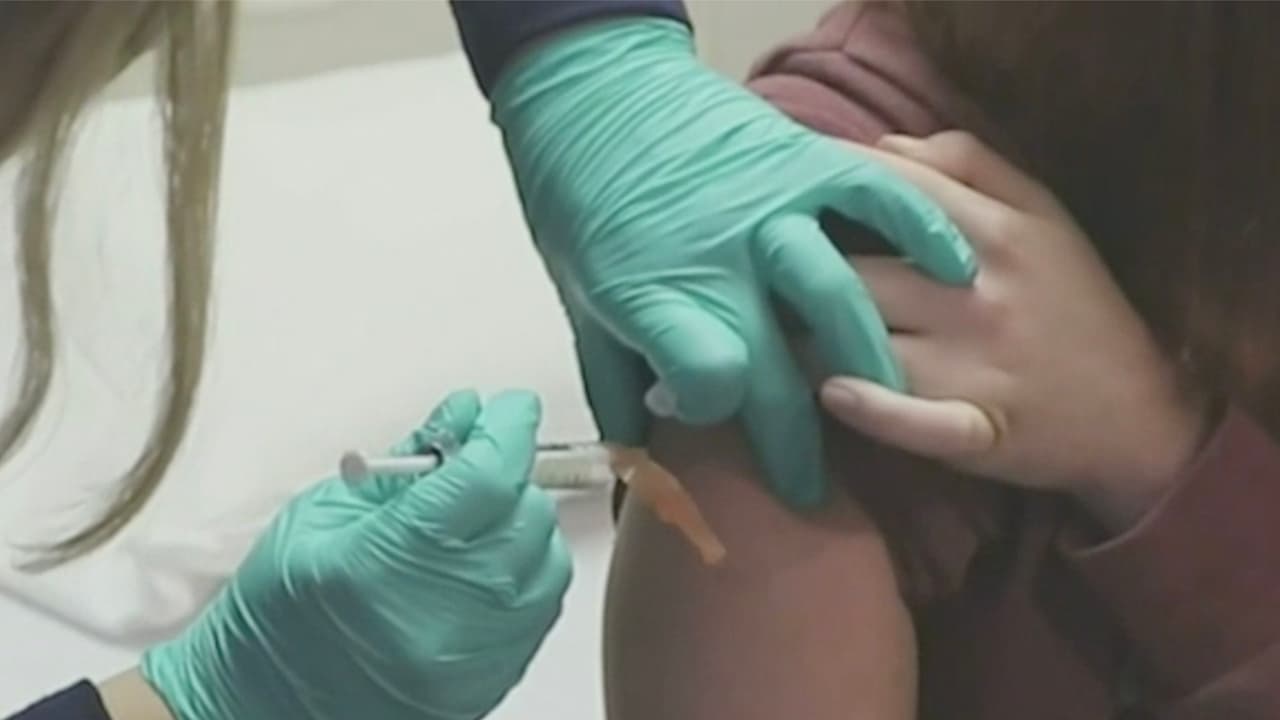 “Podría escribir un libro de las cosas que dice la gente por las cuales no se quieren vacunar contra el
<a href="https://www.univision.com/local/houston-kxln/variante-omicron-houston">coronavirus</a>”, expresó el doctor Varón.