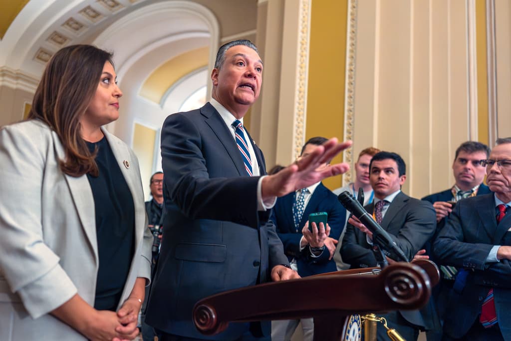 Alex Padilla responde junto a su esposa por qué no aspirará a la gobernación de California